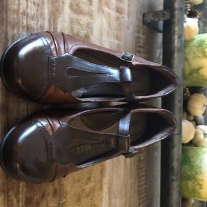 ***Never Worn**** Earth Shoes 7.5B